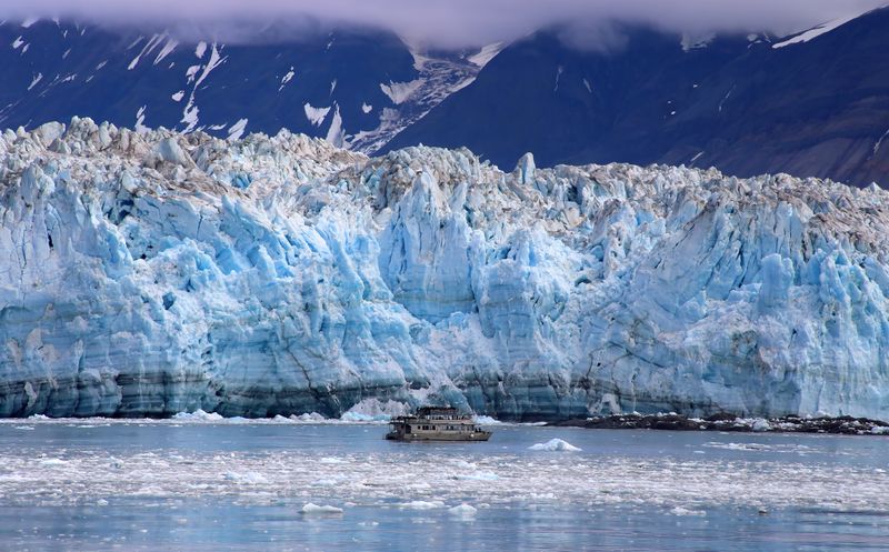 Barco frente a un glaciar azul en Alaska