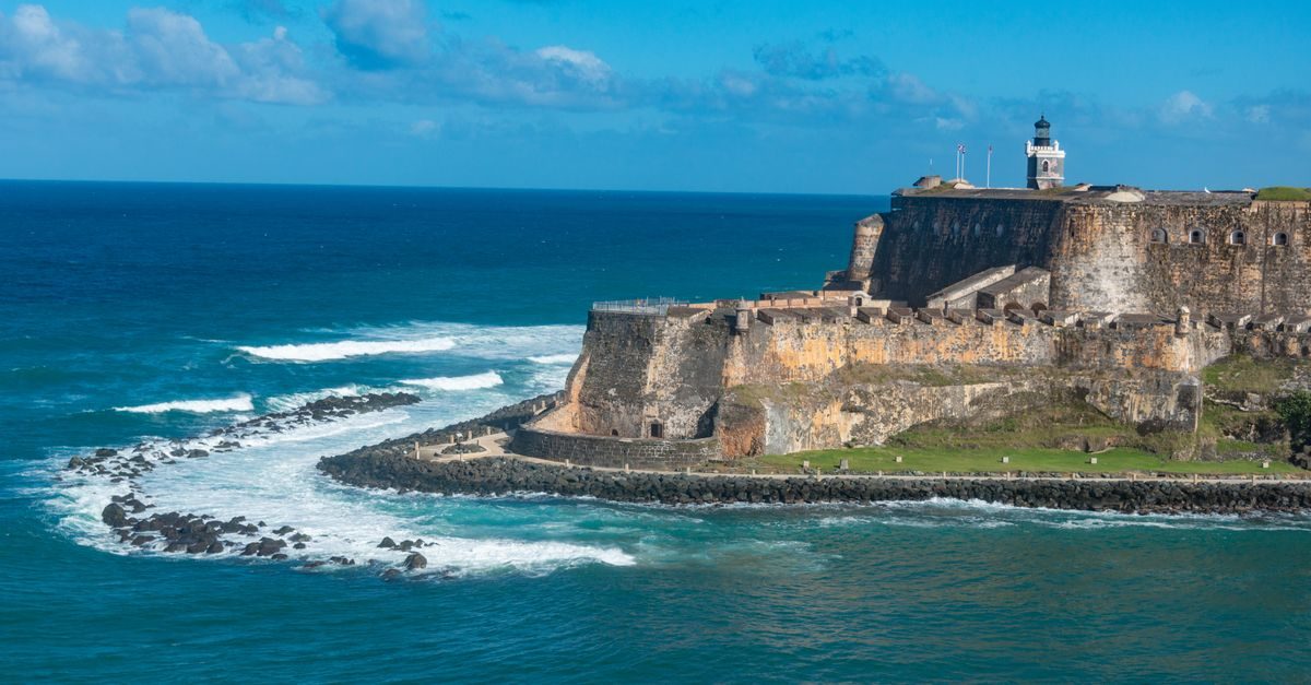 Castillo San Felipe del Morro junto al mar en San Juan, Puerto Rico
