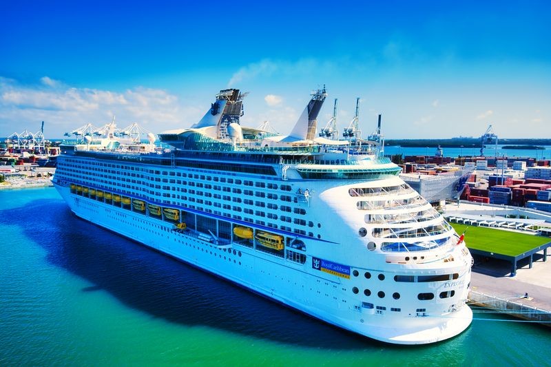 Crucero frente a una isla tropical de las Bahamas