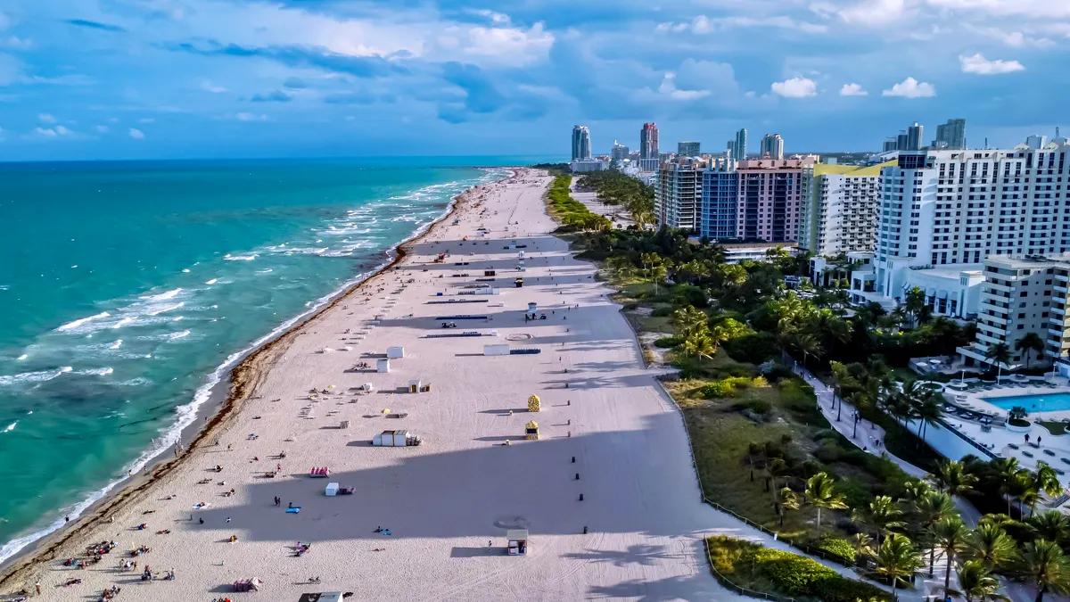 Vista aérea de la playa y los hoteles de Miami Beach junto al mar turquesa