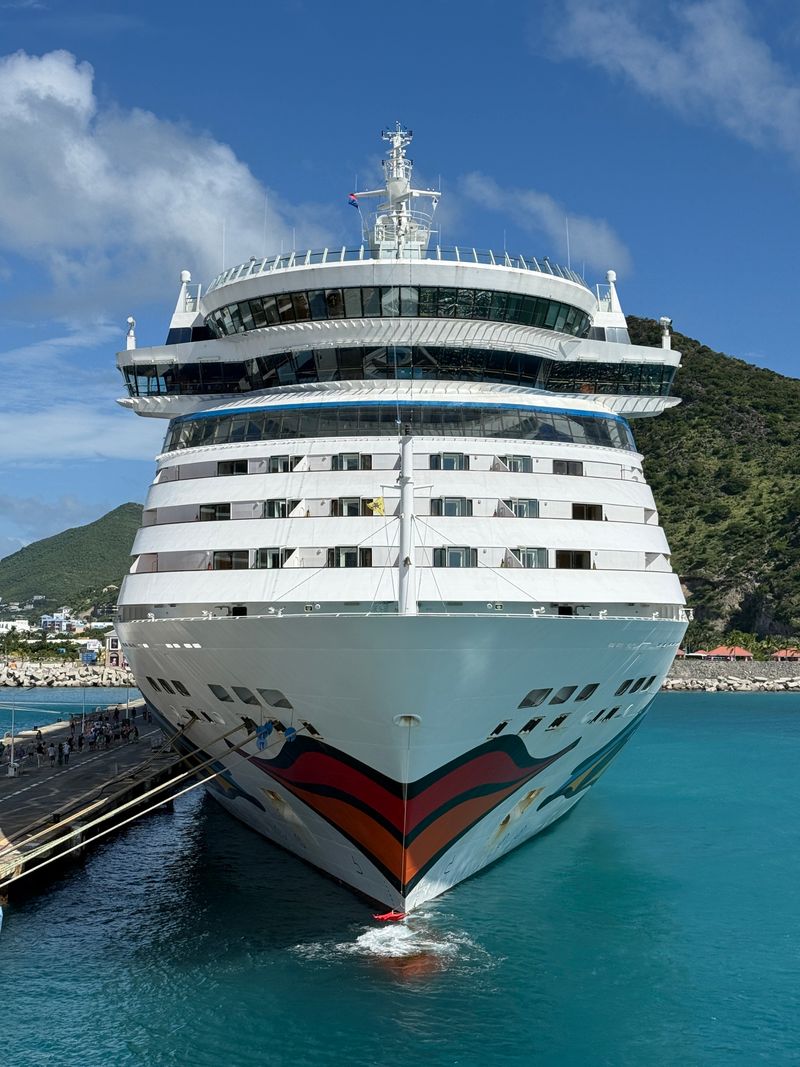 Crucero navegando por aguas del Caribe Occidental